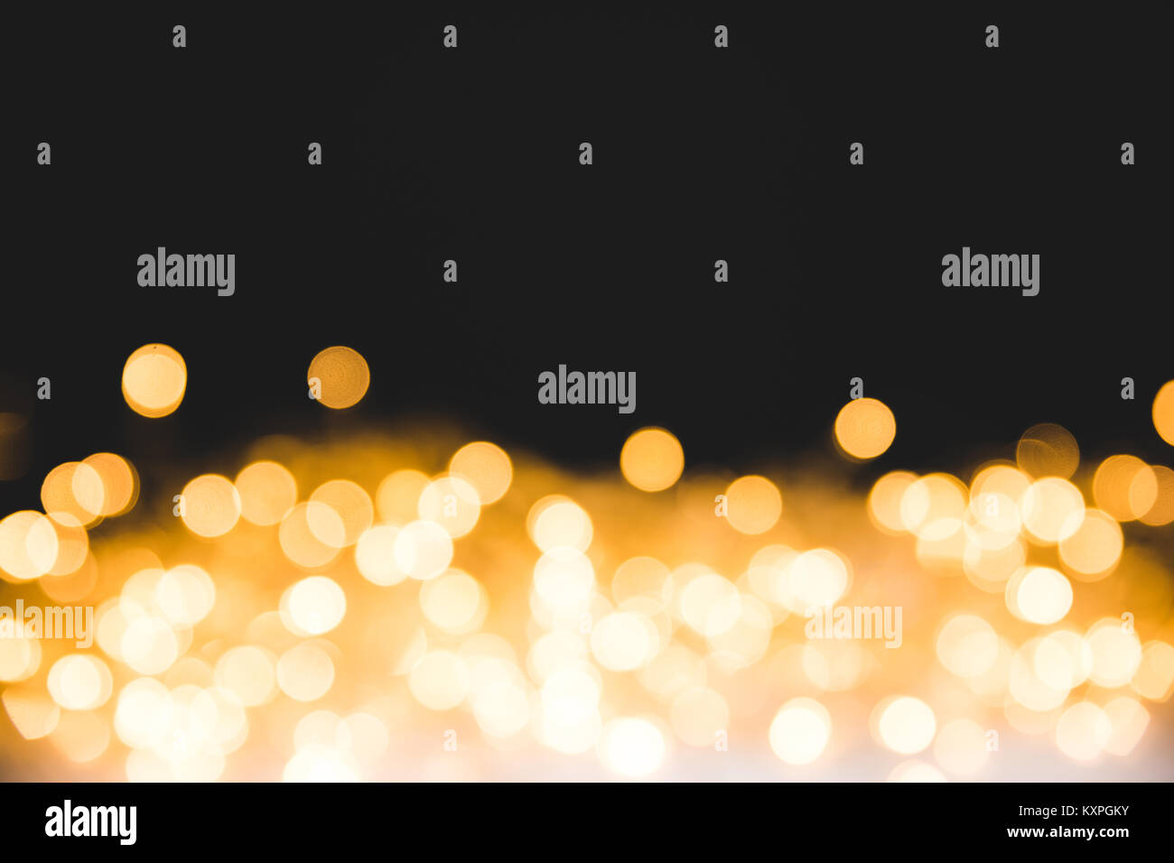 Festliche Lichter auf dunklen Weihnachten Hintergrund Stockfoto