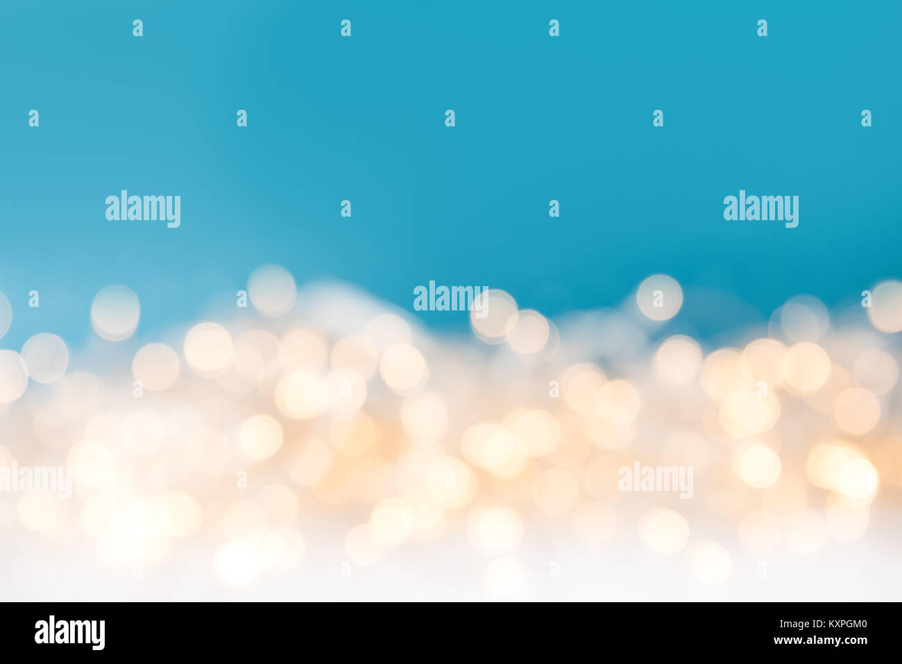 Glänzend Weihnachten verschwommen Lichter auf blauem Hintergrund Stockfoto