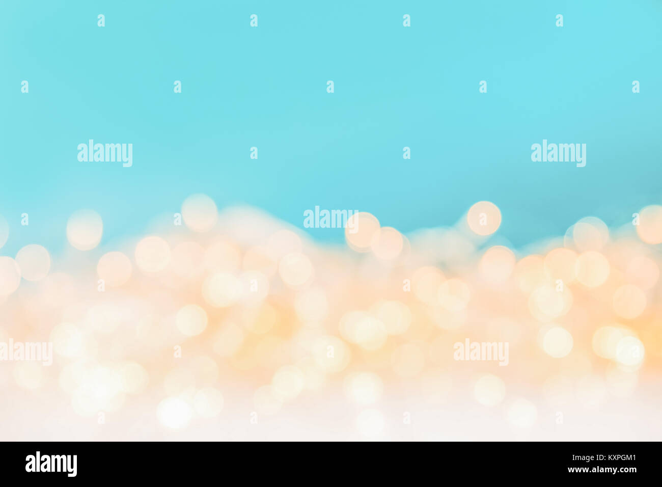 Glänzend Weihnachten bokeh leuchtet auf blauem Hintergrund Stockfoto