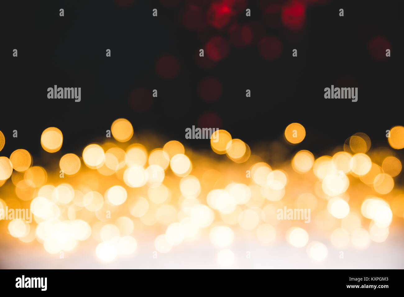 Golden bokeh leuchtet auf dunklen Weihnachten Hintergrund Stockfoto