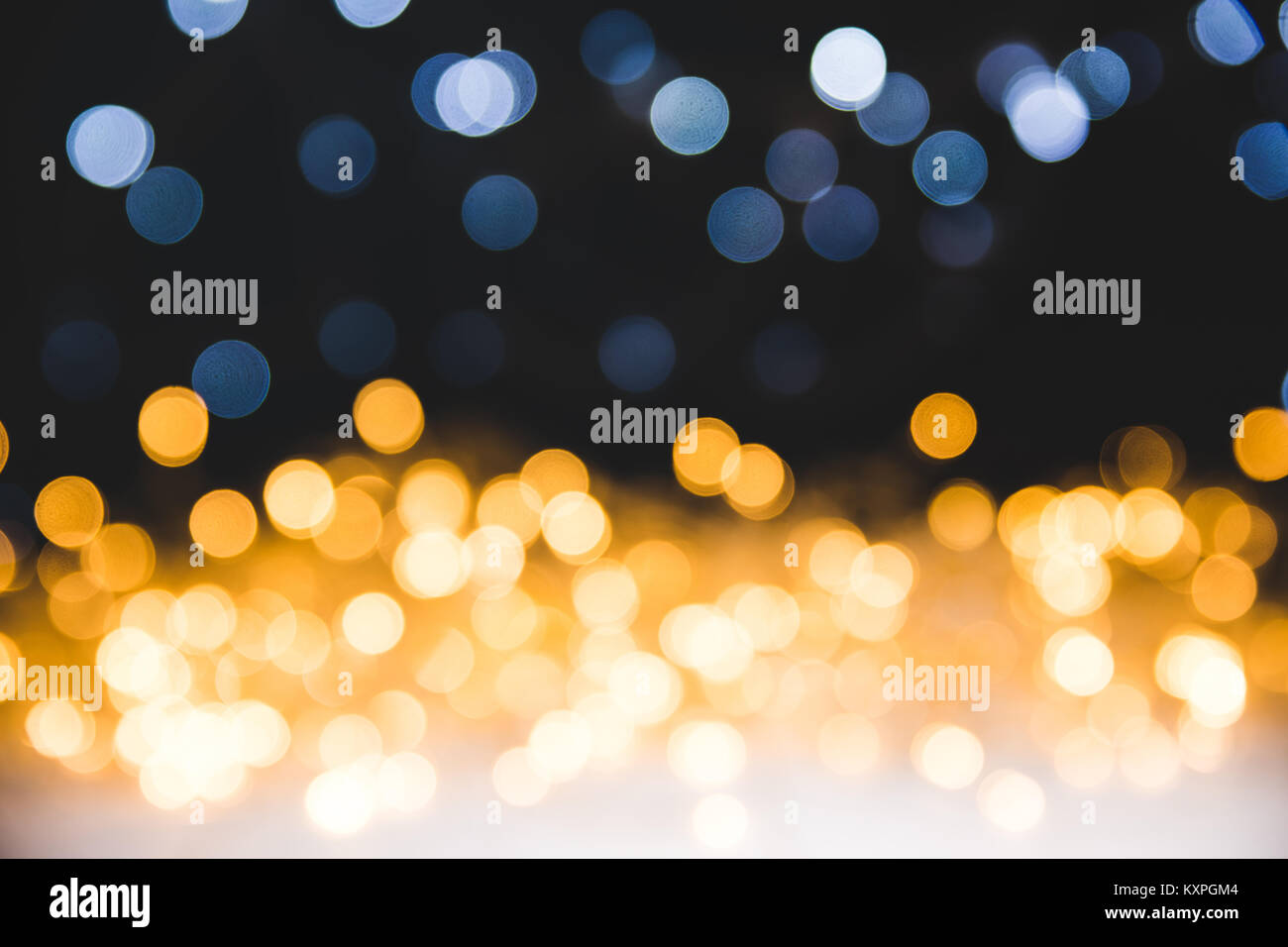 Weihnachten goldene bokeh Lichter auf dunklem Hintergrund Stockfoto