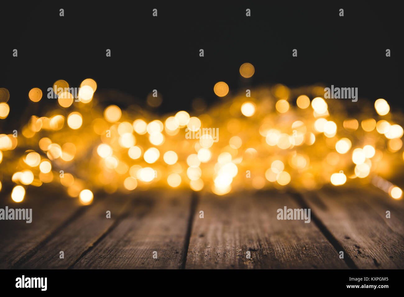 Weihnachten bokeh Lichter auf Holz- Oberfläche Stockfoto