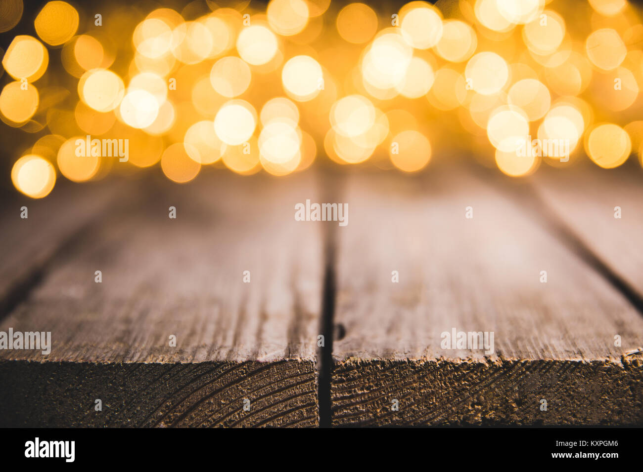 Festliche verschwommen Lichter auf Holz- Oberfläche, Weihnachten Hintergrund Stockfoto