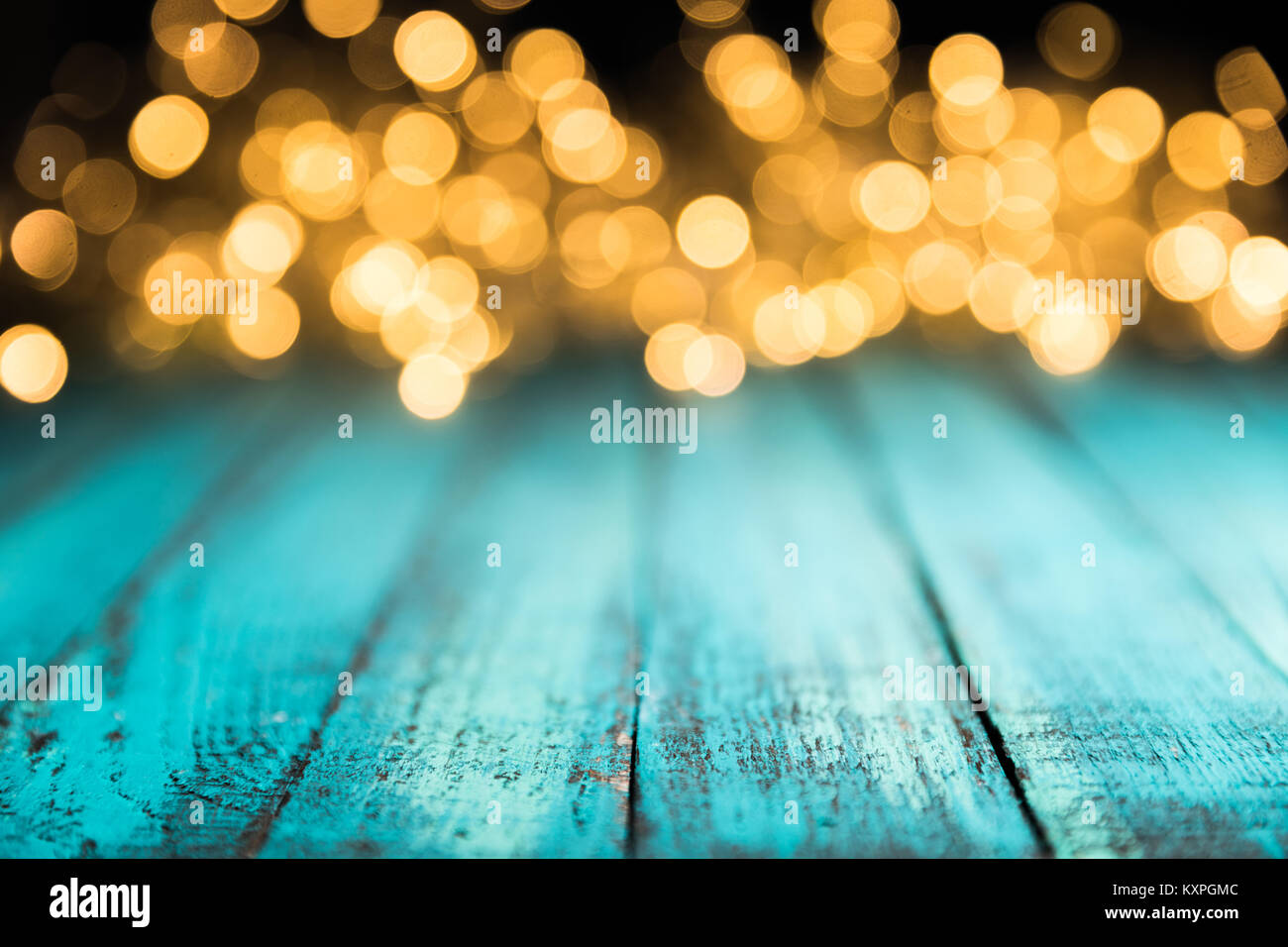 Festliche bokeh leuchtet blau auf Holz- Oberfläche, Weihnachten Hintergrund Stockfoto