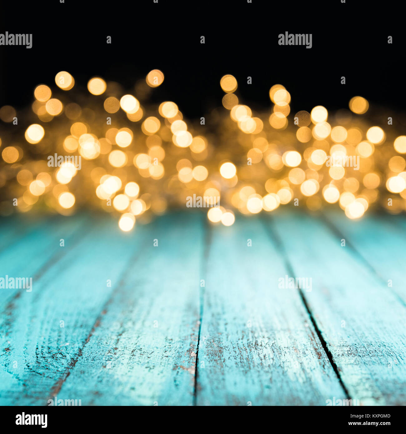 Dekorative bokeh leuchtet blau auf Holz- Oberfläche, Weihnachten Hintergrund Stockfoto