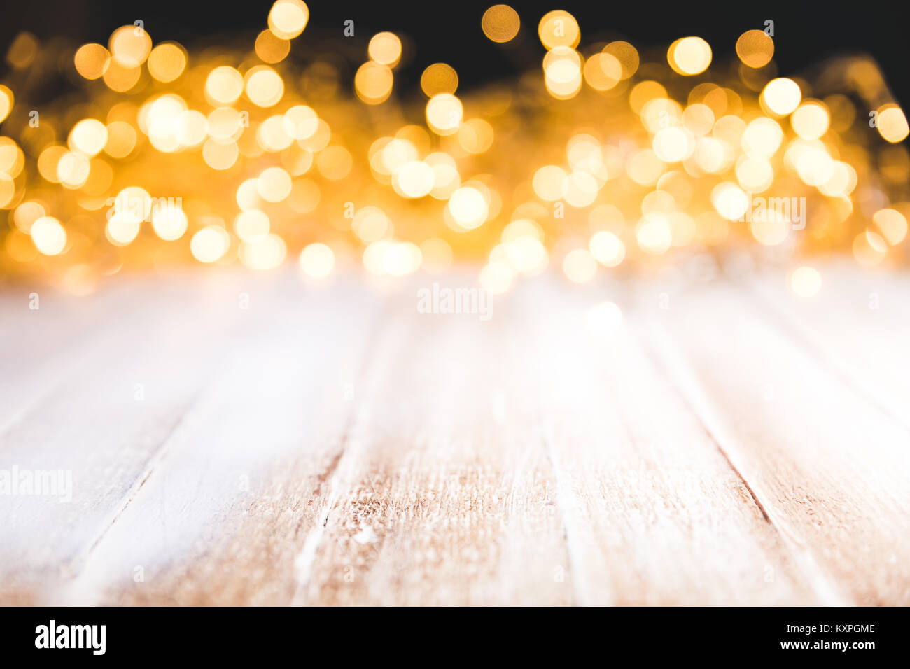 Festliche bokeh Lichter auf Holz- Oberfläche, Weihnachten Dekor Stockfoto