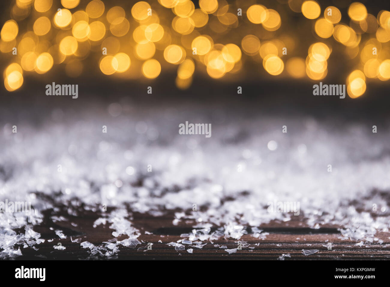 Weihnachten Hintergrund mit Schnee und glänzend verschwommen Lichter Stockfoto