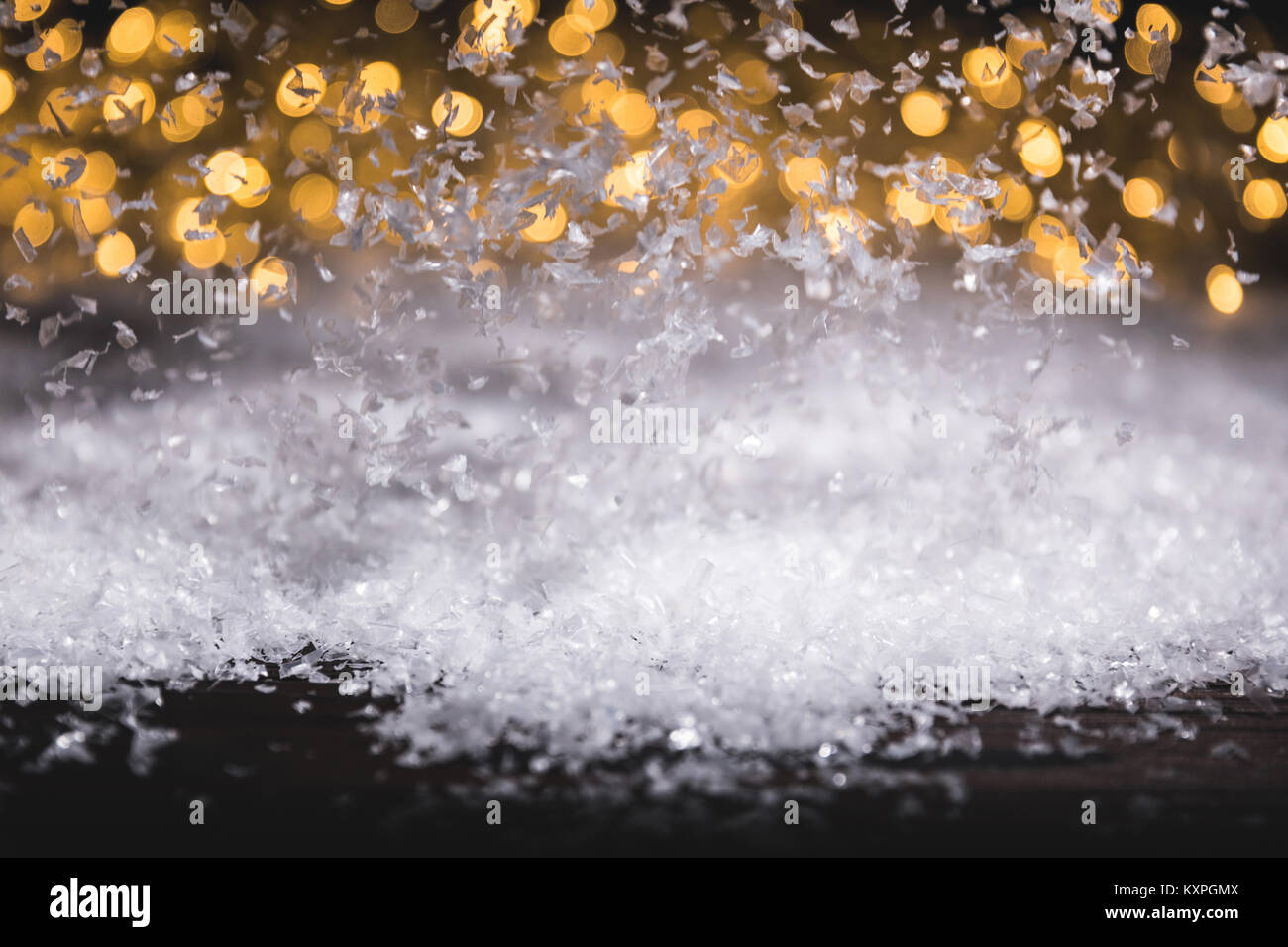 Frost am Fenster und Schnee mit verschwommen Lichter auf Hintergrund Stockfoto