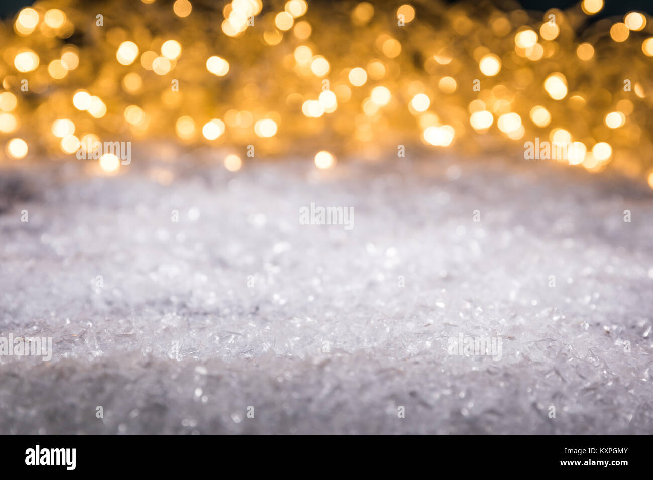Weihnachten Winter Hintergrund mit Schnee und glänzend verschwommen Lichter Stockfoto