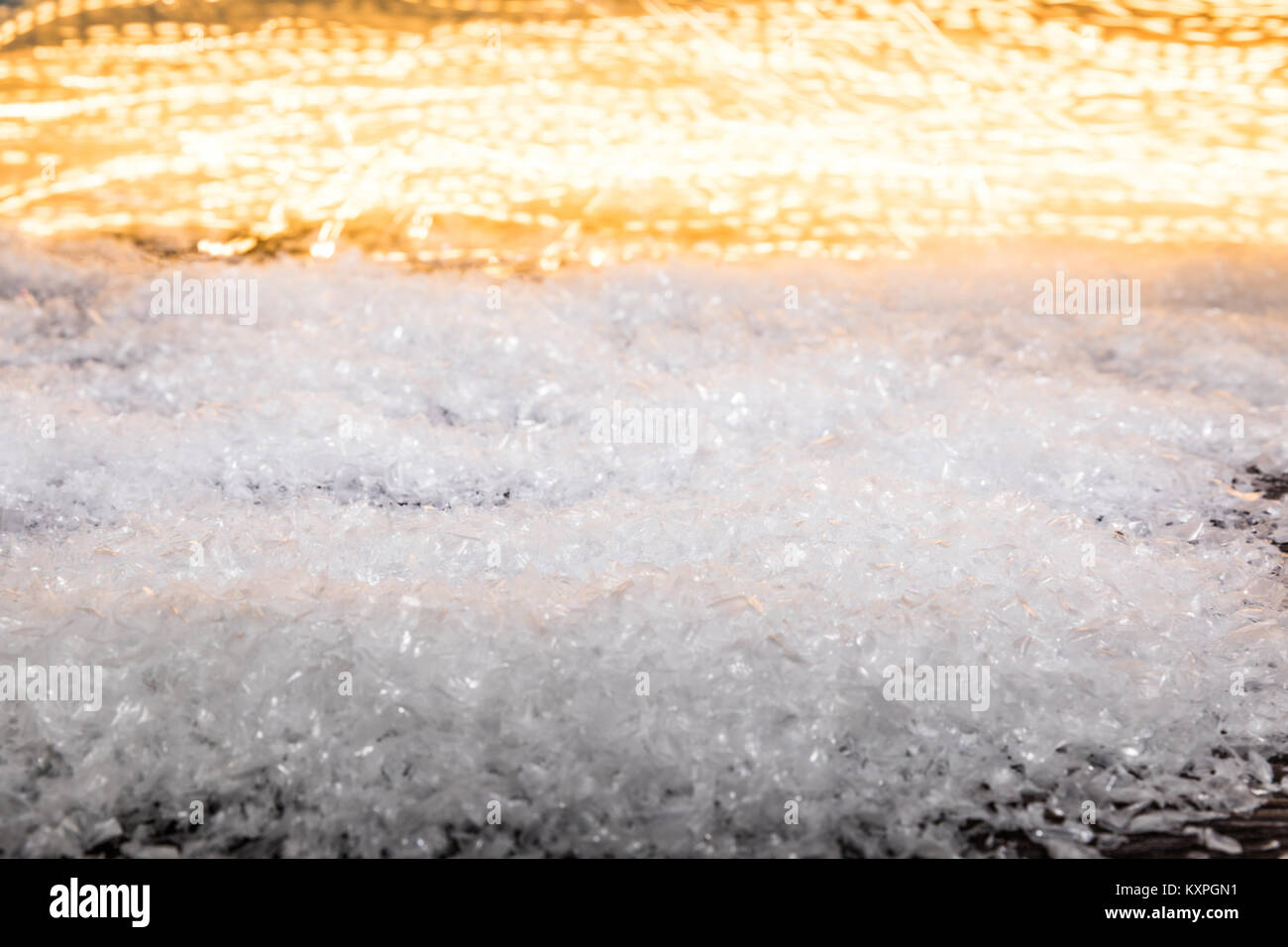 Winterurlaub Hintergrund mit Schnee und glänzend verschwommen Lichter Stockfoto