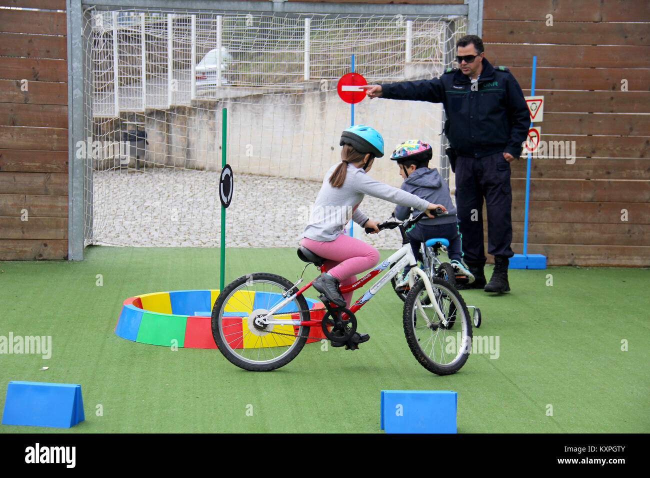 Portugal, Algarve, Carvoeiro. Circa 19 März 2015. Portugiesische GNR Polizei die Sicherheit im Straßenverkehr lehren Kinder in einer Schule Spielplatz zur Schule. Stockfoto
