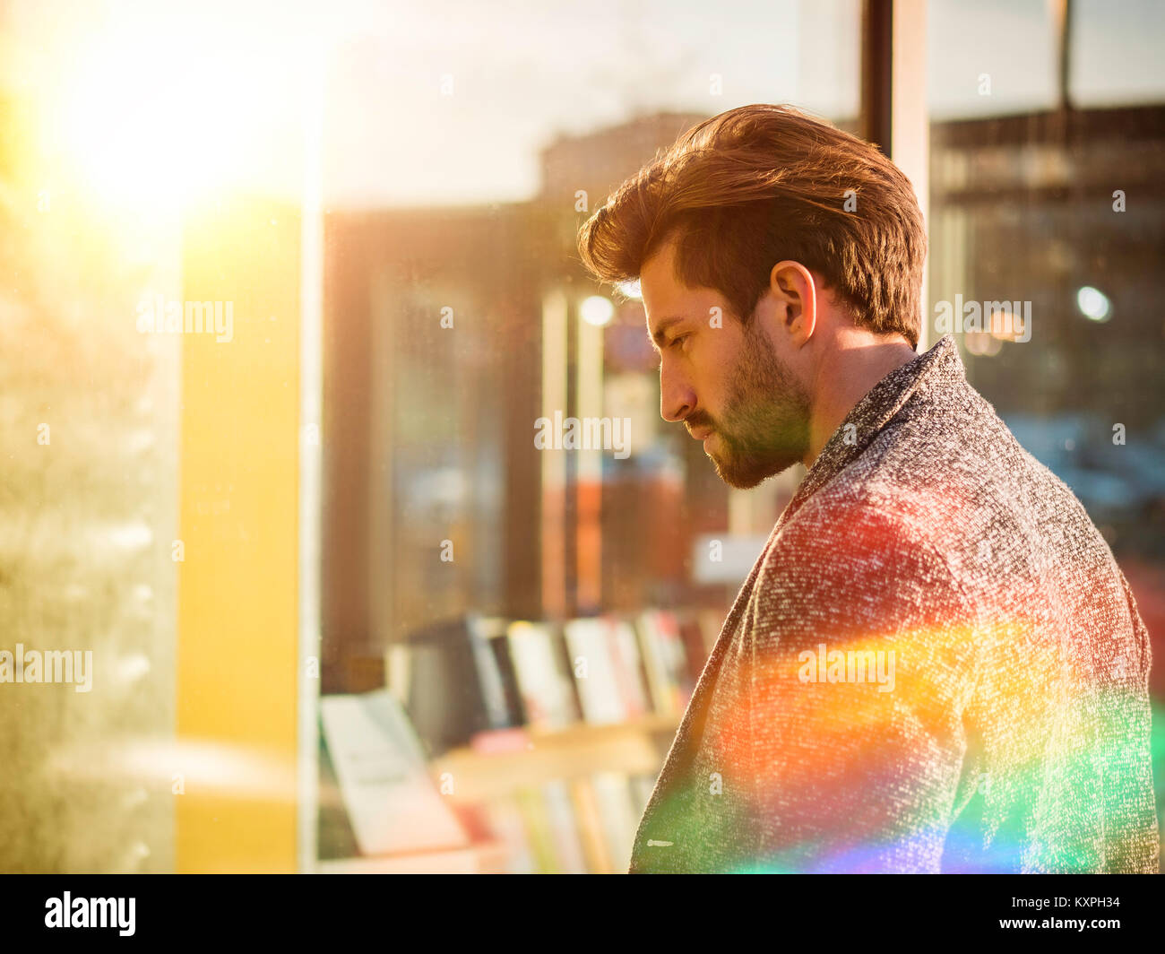 Man Looking at Modeartikel im Schaufenster Stockfoto