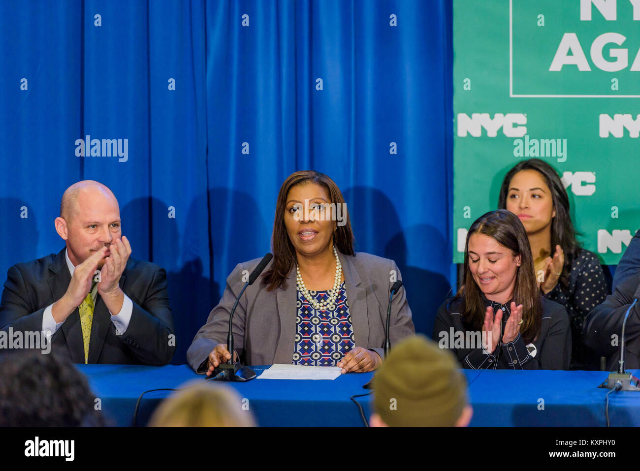 New York, USA. 10 Jan, 2018. Tish James, NYC öffentlichen Fürsprecher und Treuhänder NYCERS - Bürgermeister Bill De Blasio, Comptroller Scott M. Stringer und andere Kuratorium der Pensionskasse der Stadt auf Janyary 10, 2018 angekündigt; ein Ziel Stadt Mittel aus fossilen Brennstoffen finden Eigentümer innerhalb von fünf Jahren zu veräußern, um New York City die erste große US Pension Plan, dies zu tun. In insgesamt fünf Pensionskasse der Stadt halten rund 5 Mrd. $ in die Wertpapiere von über 190 fossilen Unternehmen. Die Stadt gehört zu den bedeutendsten Ausgliederung Bemühungen in der Welt. Credit: PACIFIC PRESS/Alamy Li Stockfoto