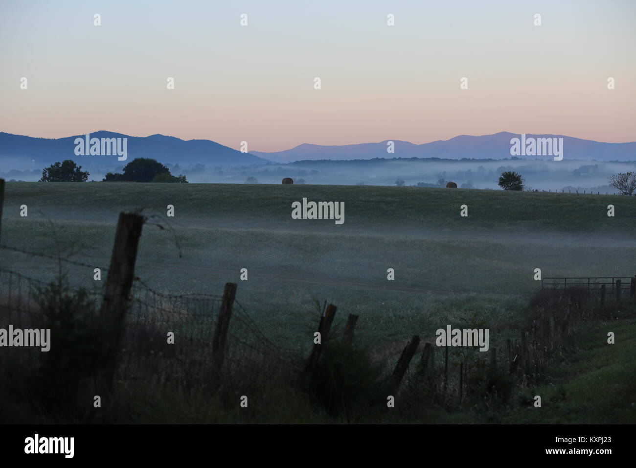 Morgen Sonne beleuchtet die Felder der Shenandoah Valley von Virginia Stockfoto