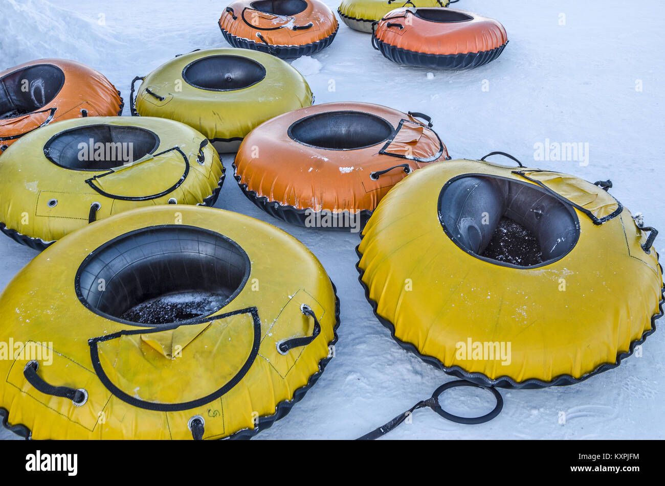 Gelb und Orange großen aufblasbaren Schläuchen für Snow Tubing auf Abfahrten verwendet Stockfoto