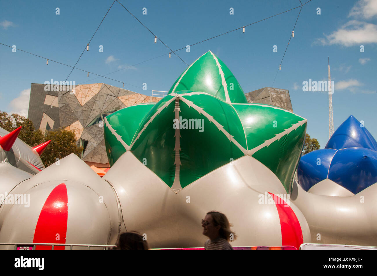 Arboria ist ein begehbarer aufblasbare Installation, bis in den Federation Square, Melbourne, bis zum 28. Jan 2018. Auf der Rückseite ist der Yarra Gebäude, jetzt erwartet von einem Apple Store ersetzt. Stockfoto