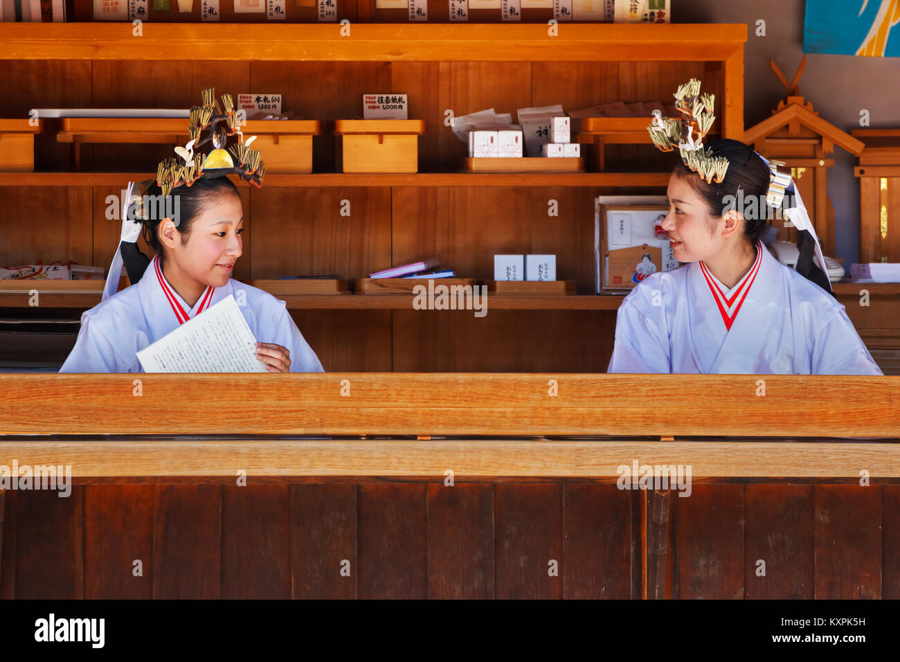 OSAKA, Japan - 24. Oktober: Schrein aiden in Osaka, Japan, am 24. Oktober 2014. Nicht identifizierte "iko" an sumiyoshi Taisha Shrine im Zähler verkaufen wi Stockfoto