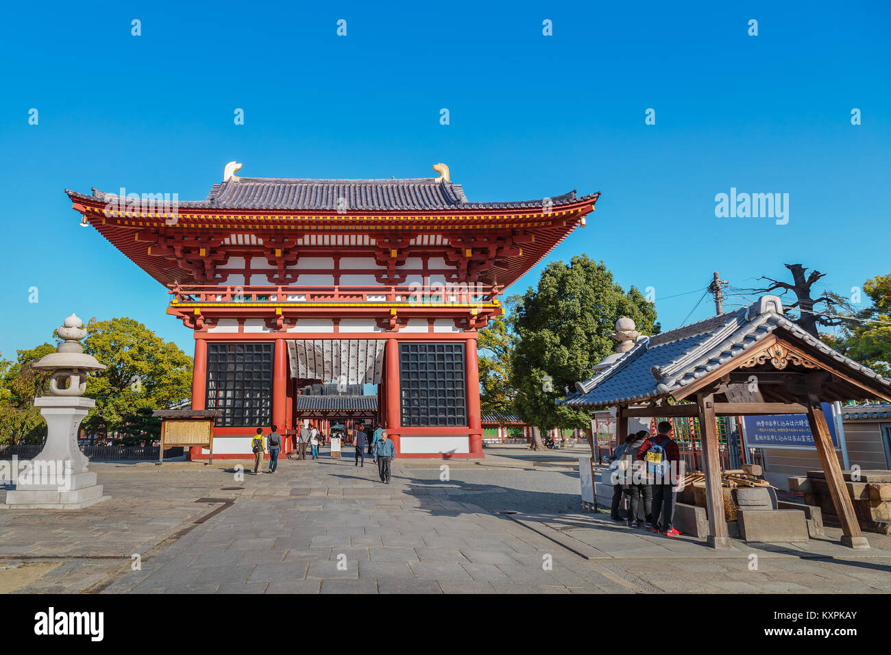 Saidaimon (West Gate) bei Shitennoji Tempel in Osaka, Japan, Osaka, Japan - 24. Oktober: Shitennoji Tempel in Osaka, Japan, am 24. Oktober 2014. Saidaim Stockfoto