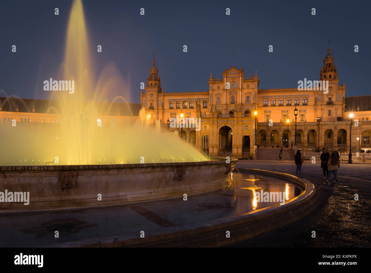 Plaza de España, Brunnen und zentralen Pavillon bei Nacht, Sevilla, Andalusien, Spanien. Stockfoto