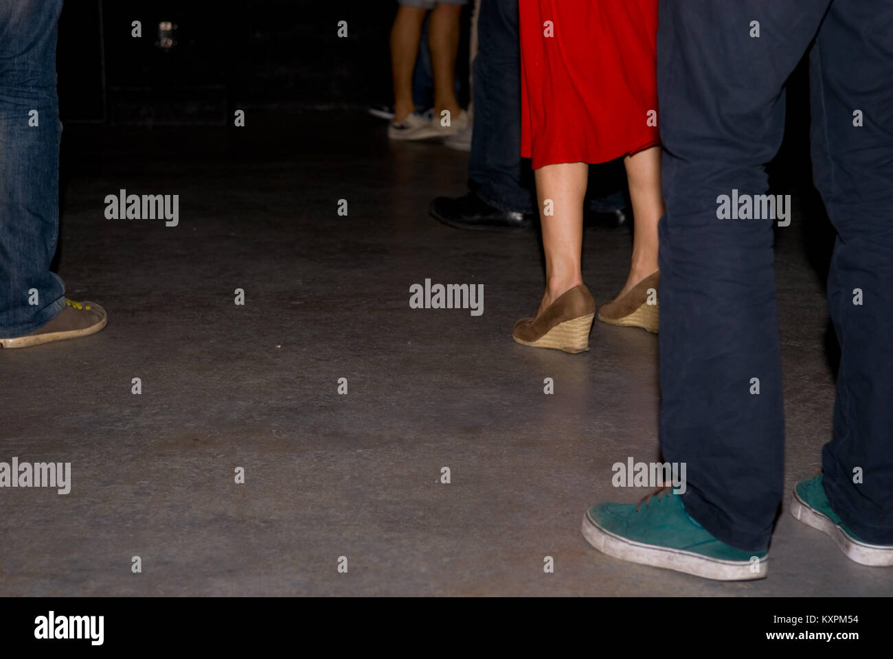 7/8-Ansicht von mehreren Tänzerin Beine tanzen in einem Nachtclub in Marseille, Frankreich Stockfoto