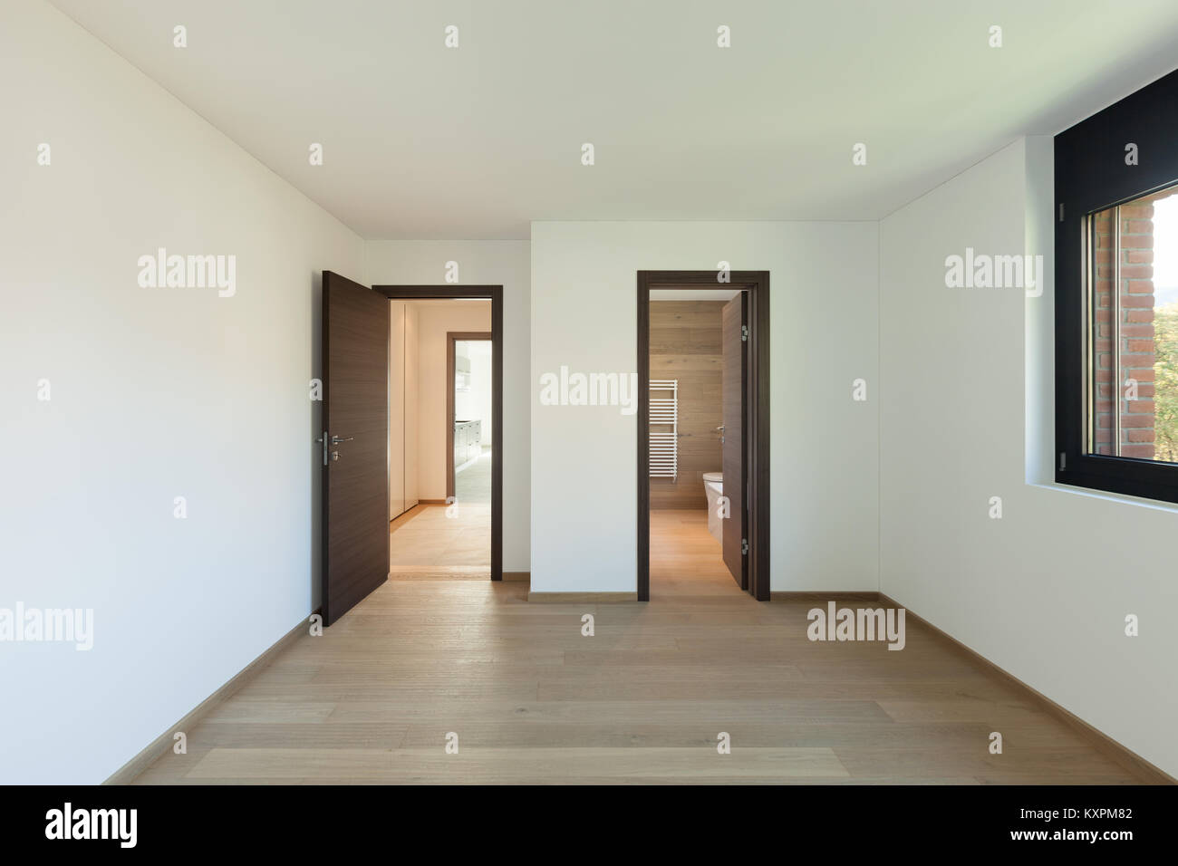 Innere leere Wohnung, große Zimmer mit Bad, Holzfußboden Stockfoto