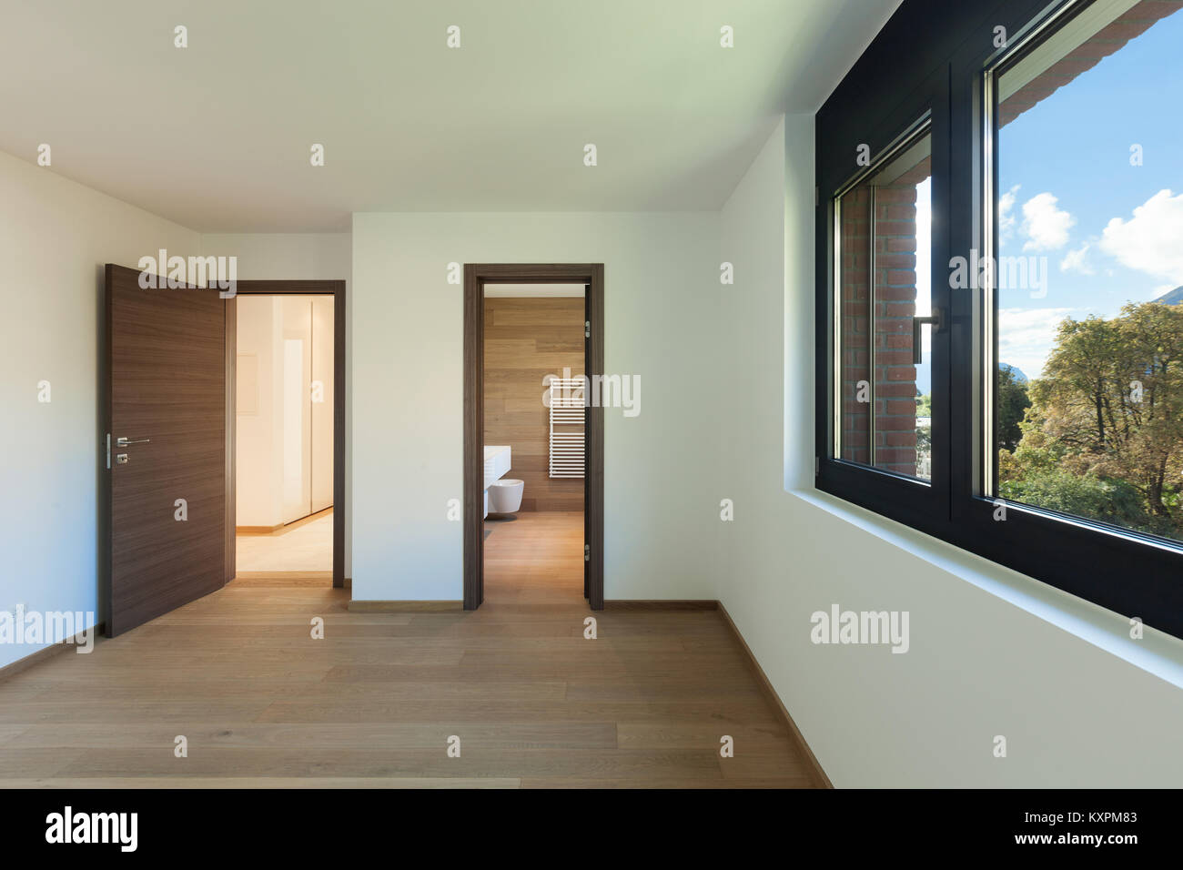 Innere leere Wohnung, große Zimmer mit Bad, Holzfußboden Stockfoto