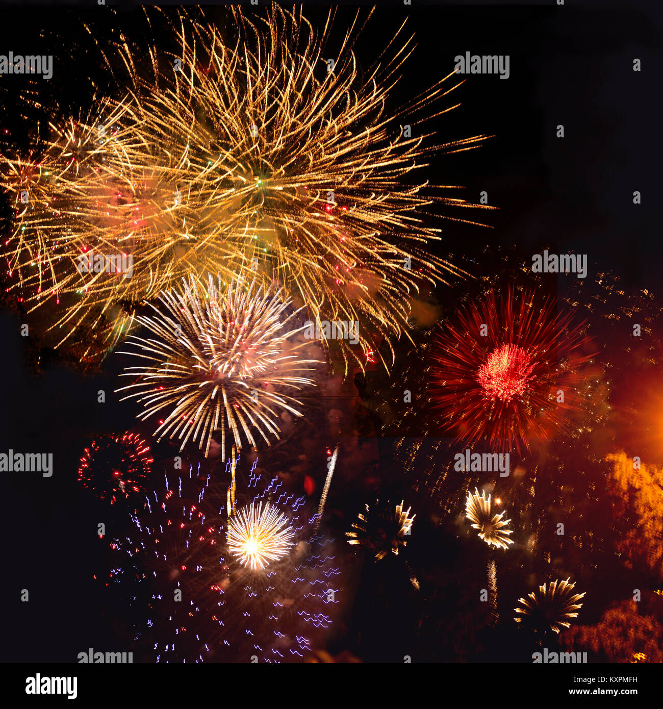 Bunte Feuer Blumen der festlichen Feuerwerk in verschiedenen Farben und Formen bei Nacht Sky Stockfoto