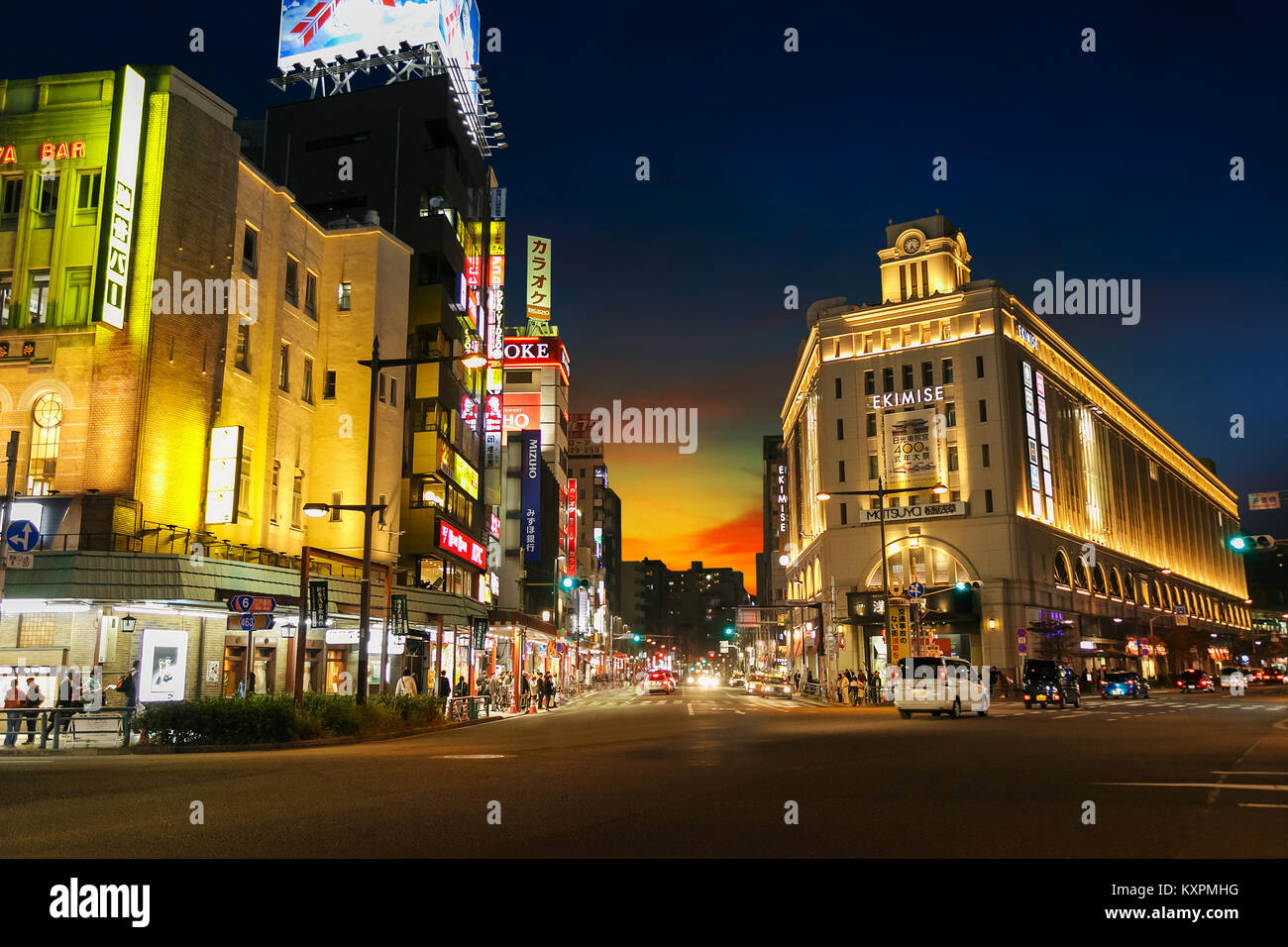 TOKYO, Japan - 17. NOVEMBER 2015: Asakusa Station in Ekimise Gebäude erbaut, links Tobu Linie nach Tokio Skytree, das Gebäude ist auch ein Grand shop Stockfoto