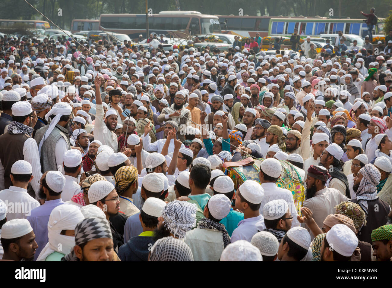 Dhaka, Bangladesch. 10 Jan, 2018. Mehr als 900 Personen, die Zugehörigkeit zu einer Partei der islamischen ideologischen Bewegung Tablighi Jamaat haben außerhalb der Hazrat Shahjalal International Airport, Dhaka lähmende Verkehr im nördlichen Teil der Stadt demonstriert. Credit: Tahir Hasan/Pacific Press/Alamy leben Nachrichten Stockfoto