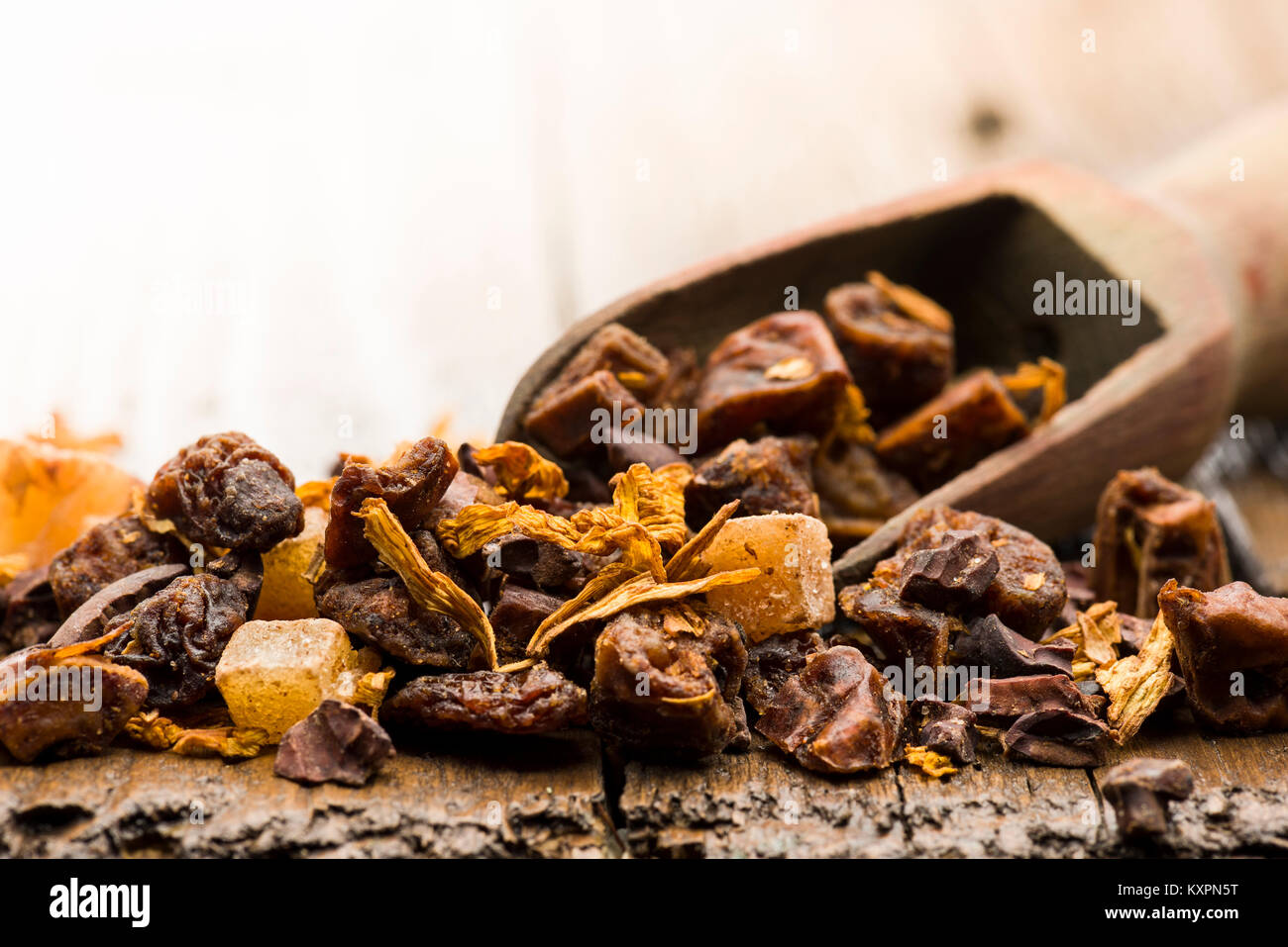 Holz- Schaufel mit Mischung für Kaffee Infusion auf Tisch Stockfoto