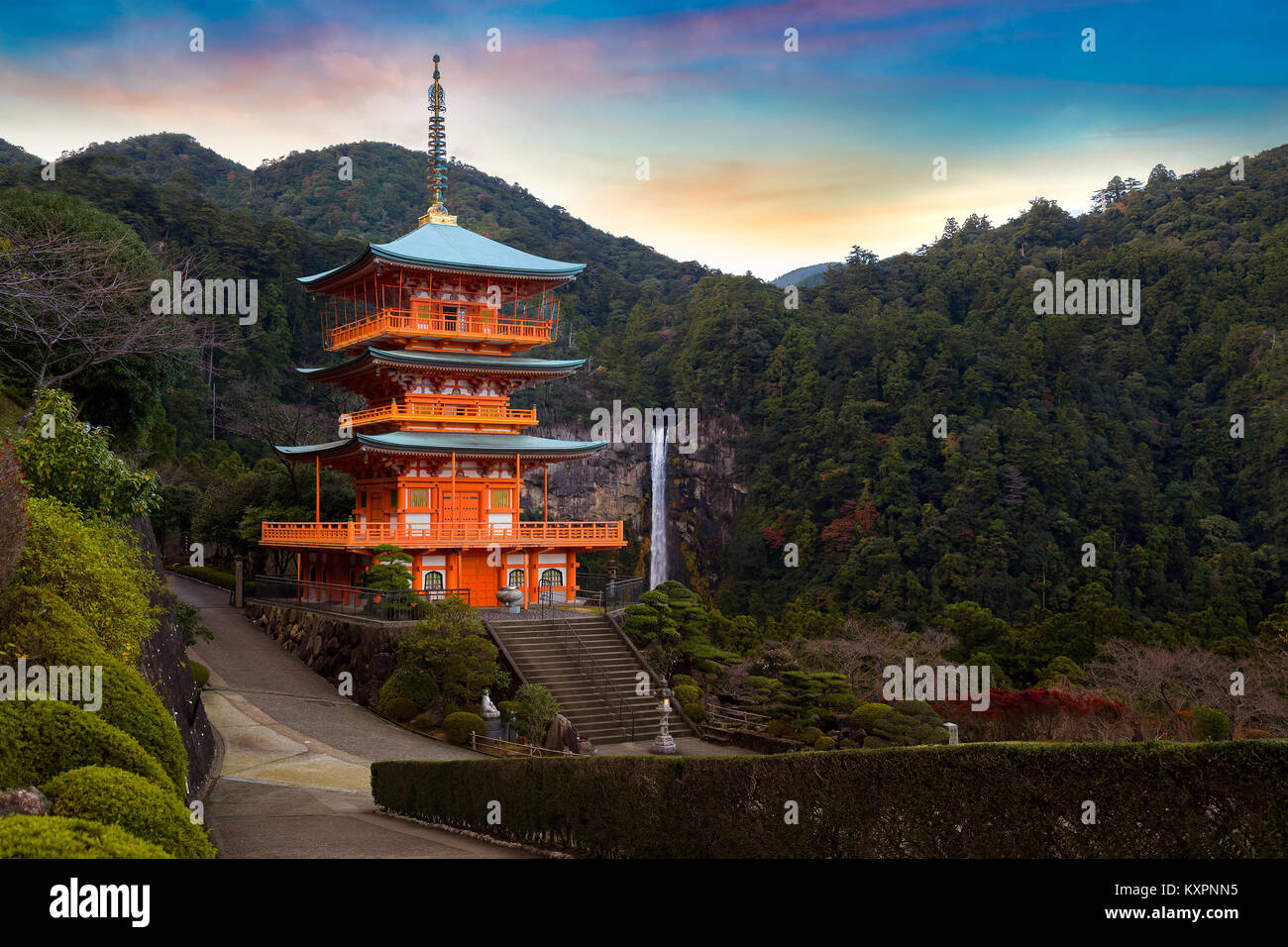 WAKAYAMA, Japan - 19. NOVEMBER 2015: Pagode des Seiganto-ji-Tempel in Nachi Katsuura mit Nachi keine Taki fallen, ein uneco Weltkulturerbe. Stockfoto