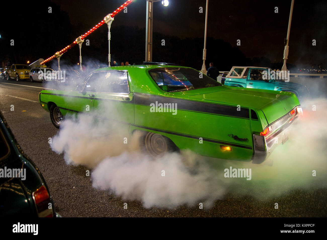 American Car ein Burn-out in eine Wolke von Rauch Reifen Stockfoto