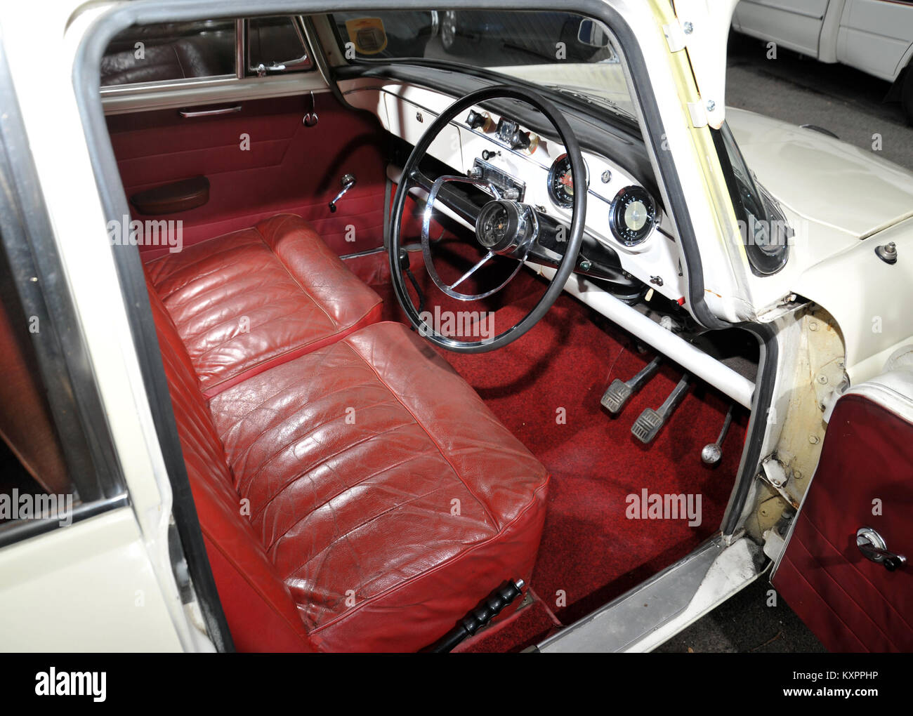 Rote Ledersitze In Ein Austin A55 Classic Car Interior