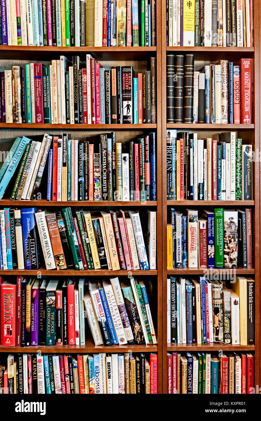 Bücher in einer Reihe in den Regalen; / aufgereiht in einem Regal  Stockfotografie - Alamy