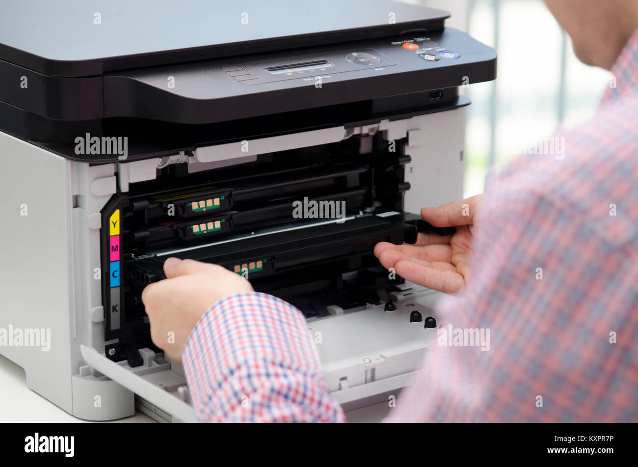 Mann ersetzt Toner für Laserdrucker Toner Drucker patrone Drucken Laser  Bürobedarf Konzept nachfüllen Stockfotografie - Alamy