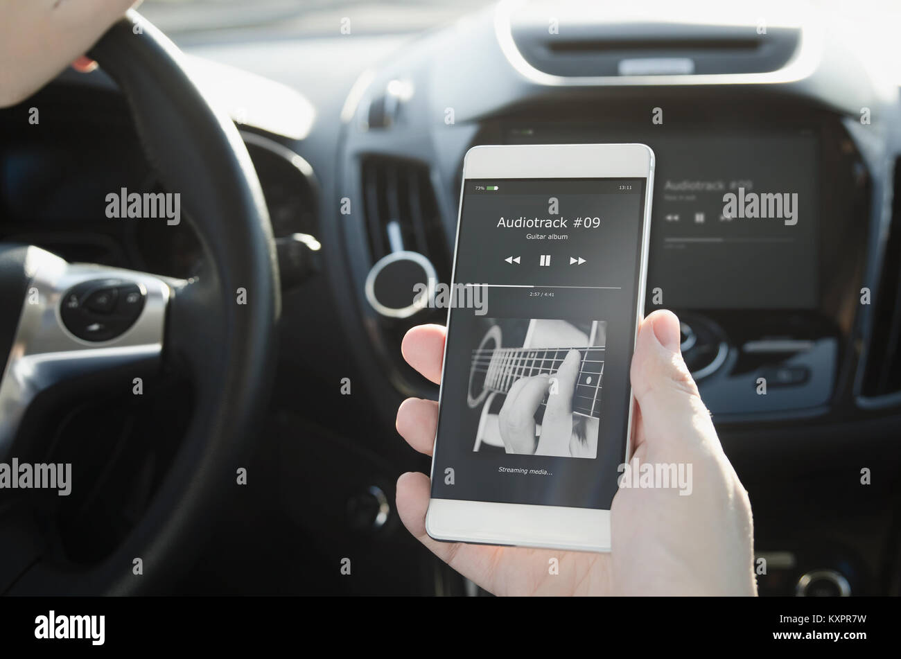 Musik hören. Smart Phone zu Car Audio System angeschlossen. Music Player Auto smart phone Wireless Connection komfortable Konzept Stockfoto