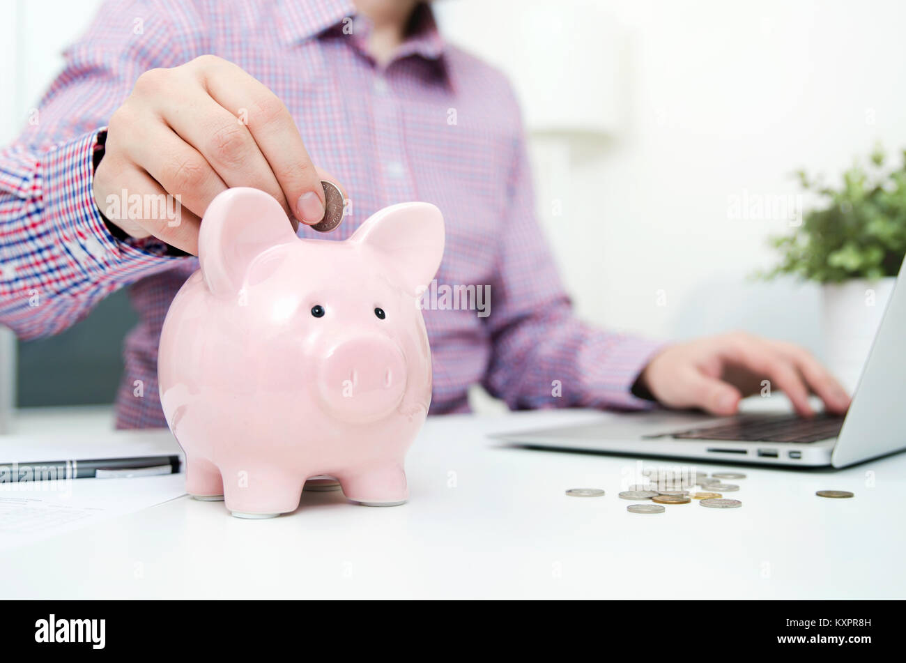 Mann, Münze in Sparschwein. Geld sparen, Budget, Investitionen, Finanzen Konzept Stockfoto