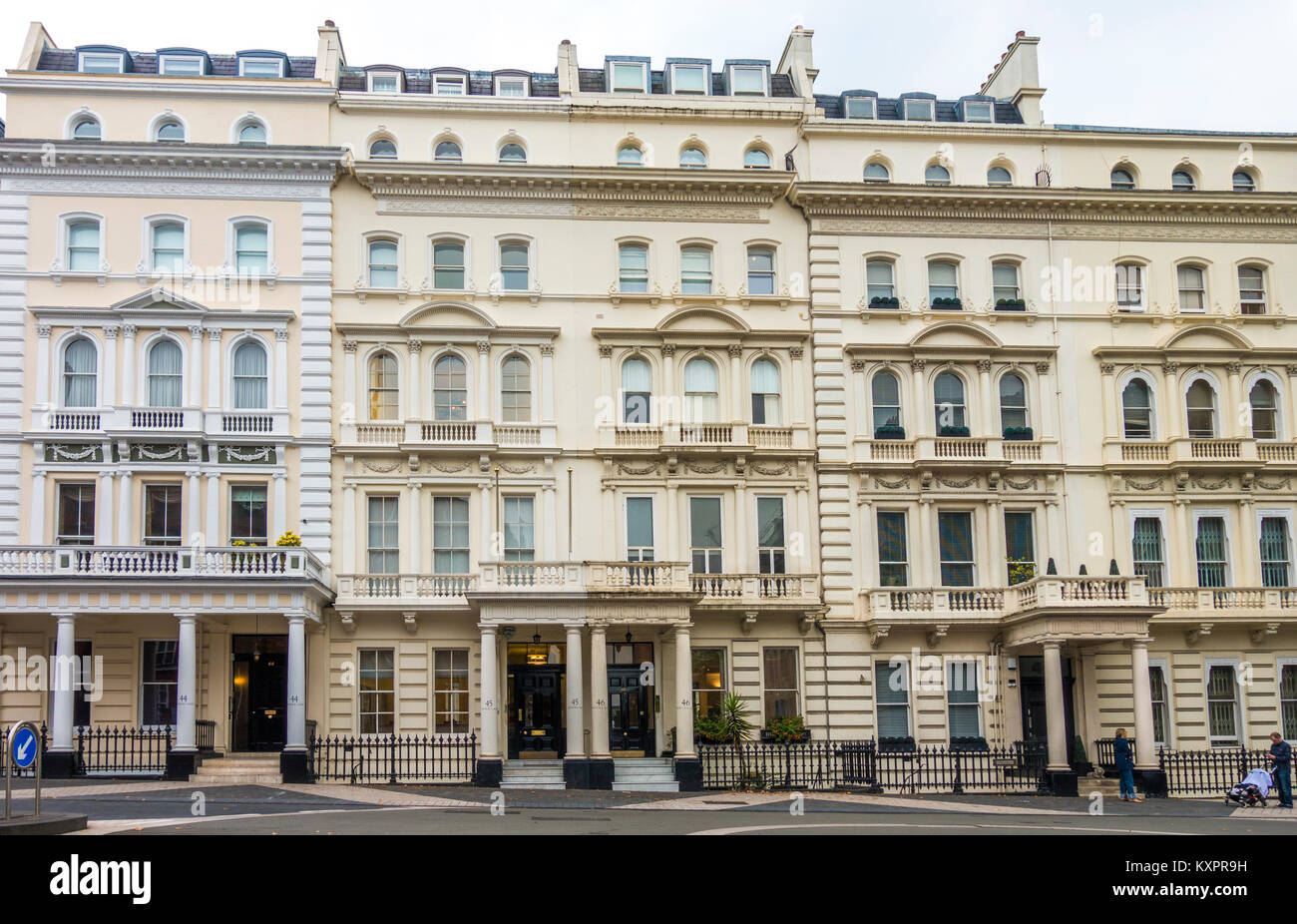 Princes Gate, schöne Zeit terrassenförmig angelegten Gebäude mit mehreren Etagen Apartment Blocks auf der Exhibition Road, South Kensington, London SW7, England, UK. Stockfoto