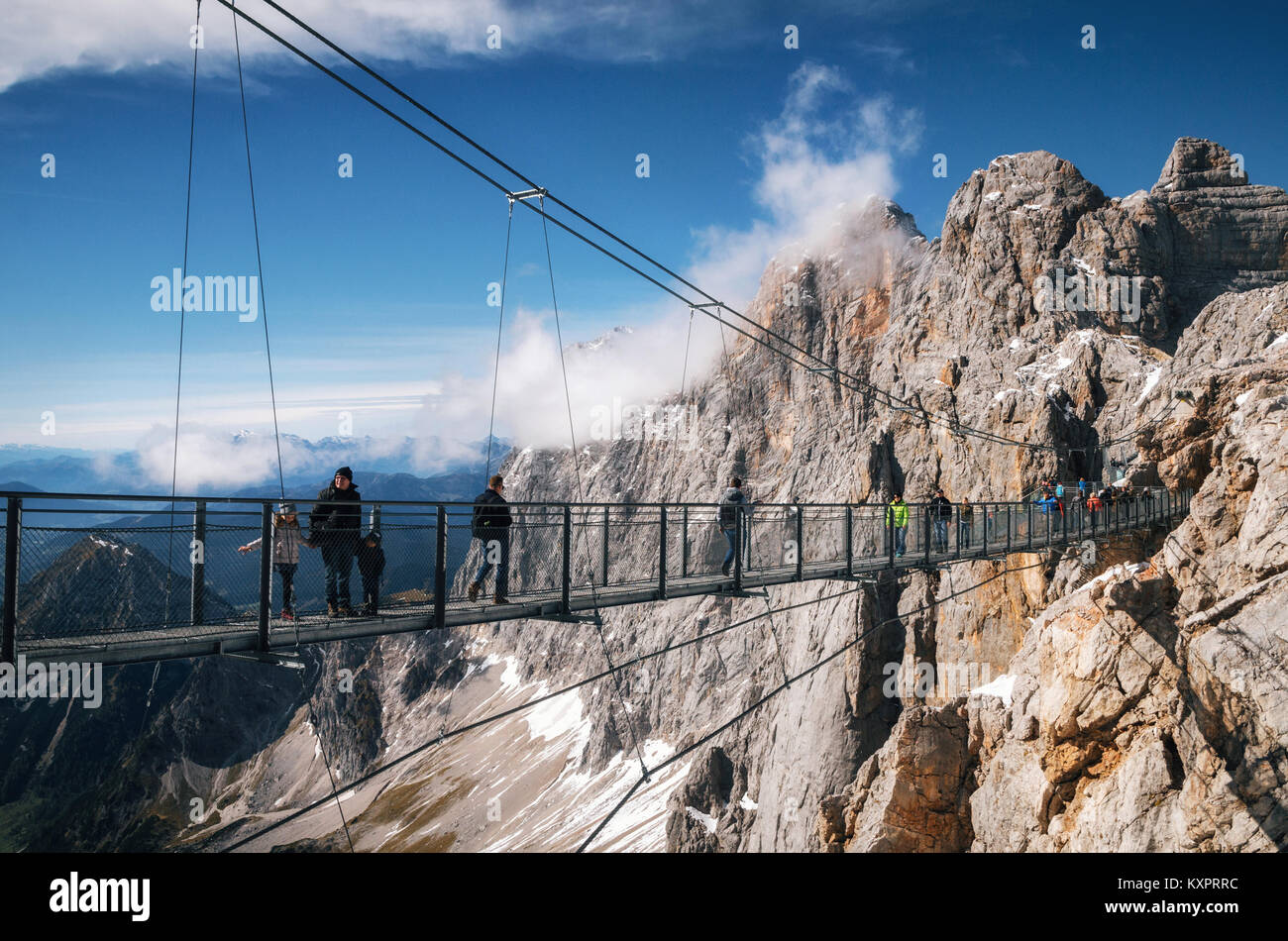 Ramsau am Dachstein, Österreich - Oktober 2, 2017: Touristen zu Fuß über die Aussetzung Seilbrücke in Dachstein Sky Walk Stockfoto