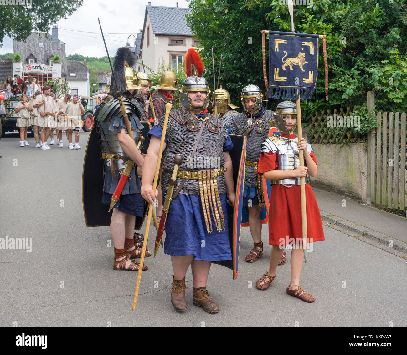 Locas mit römischen Soldaten Kostüme an der wineship Festival, Neumagen-Dhron, Mosel, Rheinland-Pfalz, Deutschland, Europa Stockfoto