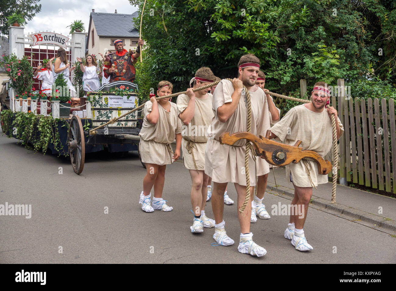 Einheimische mit römischen slave Kostüme ziehen ein Schwimmer mit weinkönigin und Gott des Weines wineship Bacchuss, Festival, Neumagen-Dhron, Mosel, Deutschland Stockfoto