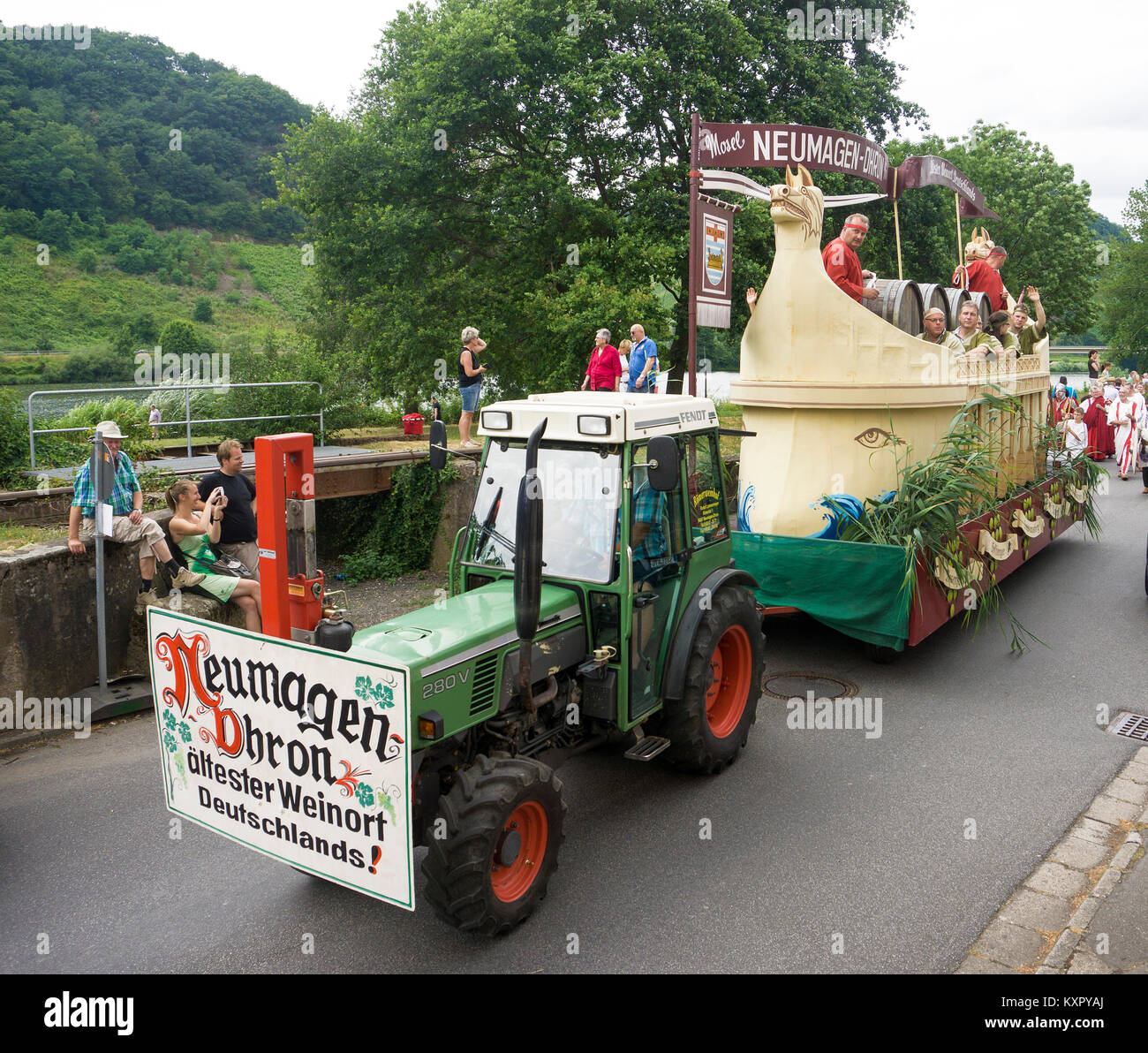 Parade, Schwimmer in römischen wineship Festival, Neumagen-Dhron, Mosel, Rheinland-Pfalz, Deutschland, Europa Stockfoto