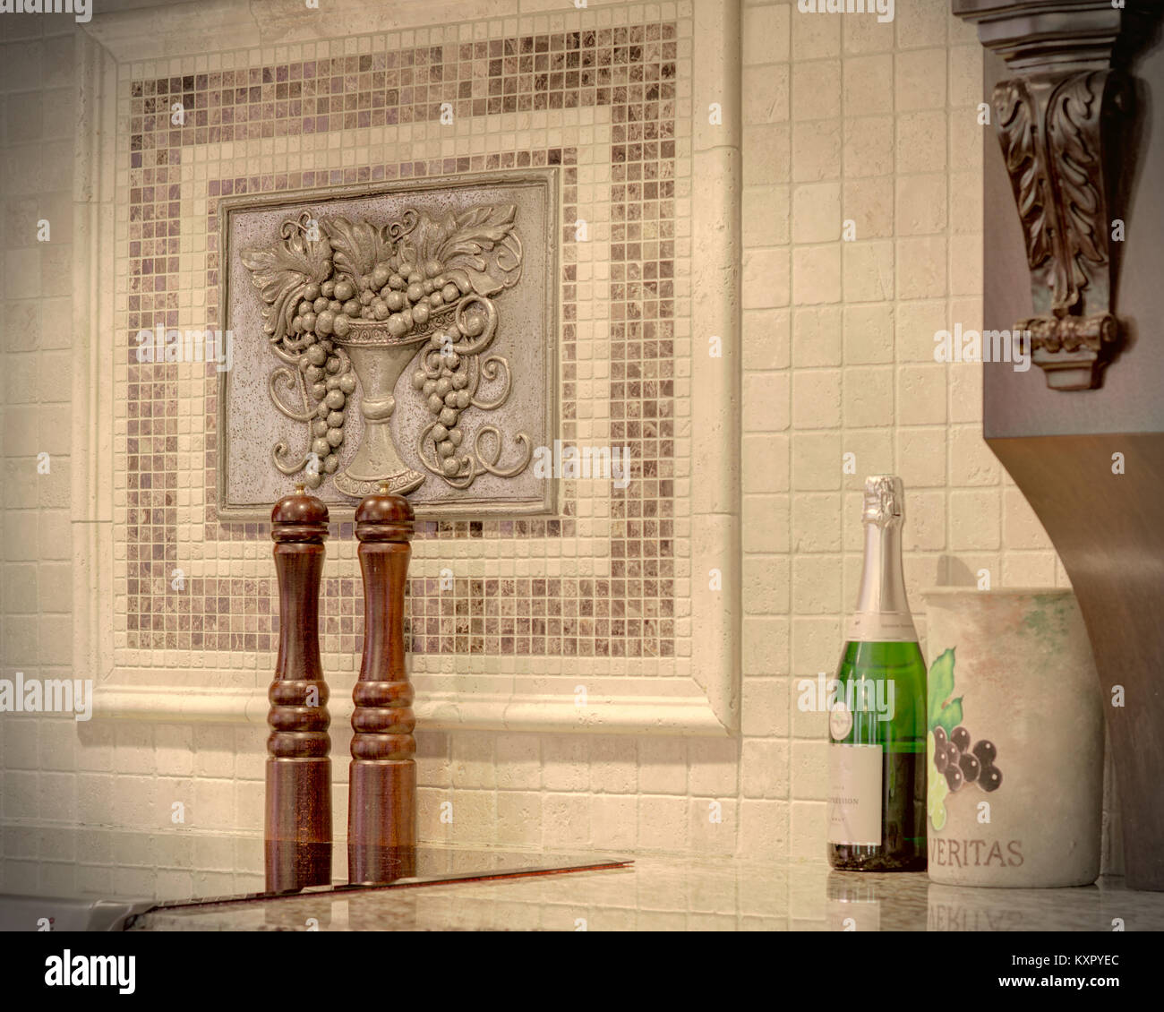 Trauben und Oliven themed Keramik Küche backsplash mit Salz und Pfeffer Mühle Stockfoto