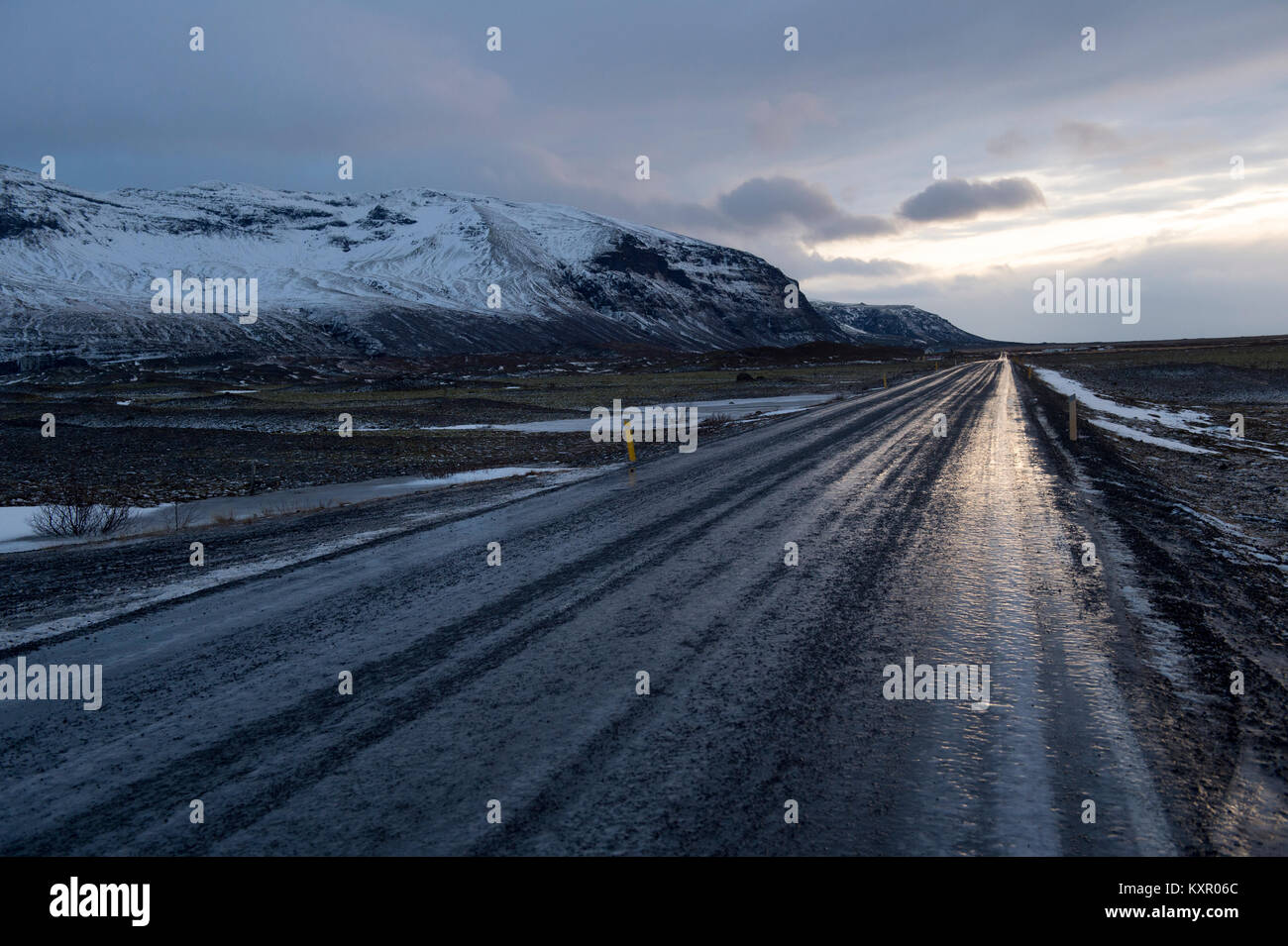 Vereisten Straße im Winter im Südosten von Island. Stockfoto