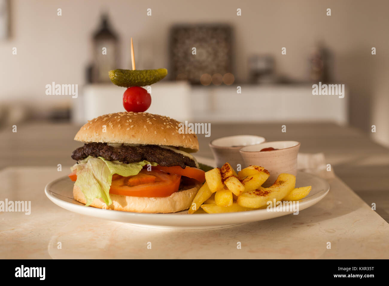Hamburger mit Pommes Frites und Tomatensauce. Mit einer geringen Tiefenschärfe erschossen. Horizontale Zusammensetzung Stockfoto