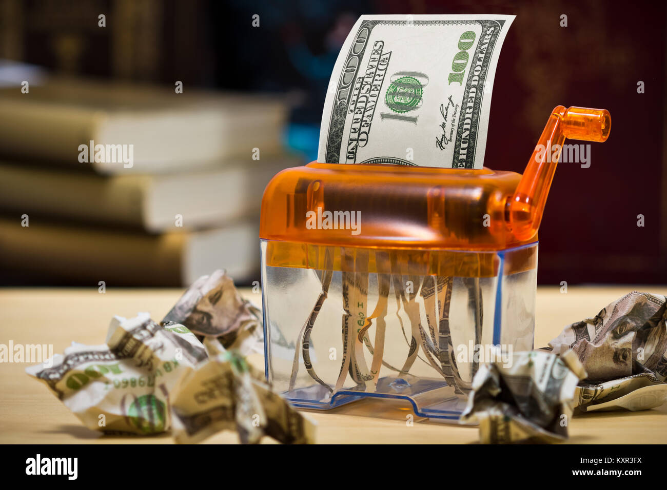 Dollar Banknote in einem Aktenvernichter Stockfoto