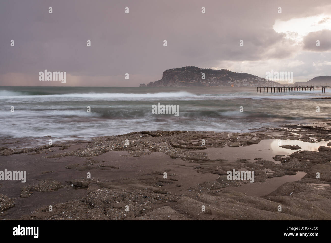 Sonnenuntergang in Alanya - Küstenstadt in der Mittelmeerdrittländer Türkei. Lange Belichtung geschossen. Horizontale Komposition. Stockfoto