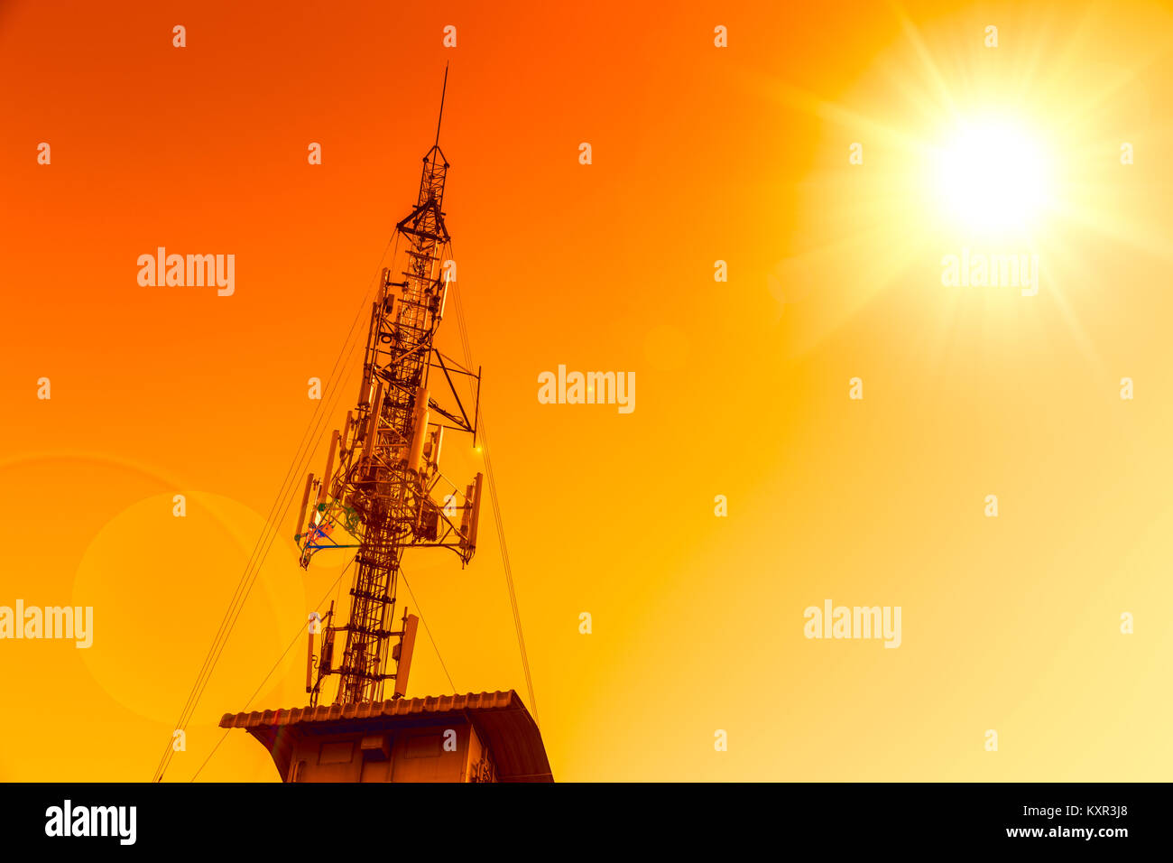 Kommunikation tower Station mit red hot Sonnenuntergang Himmel Stockfoto