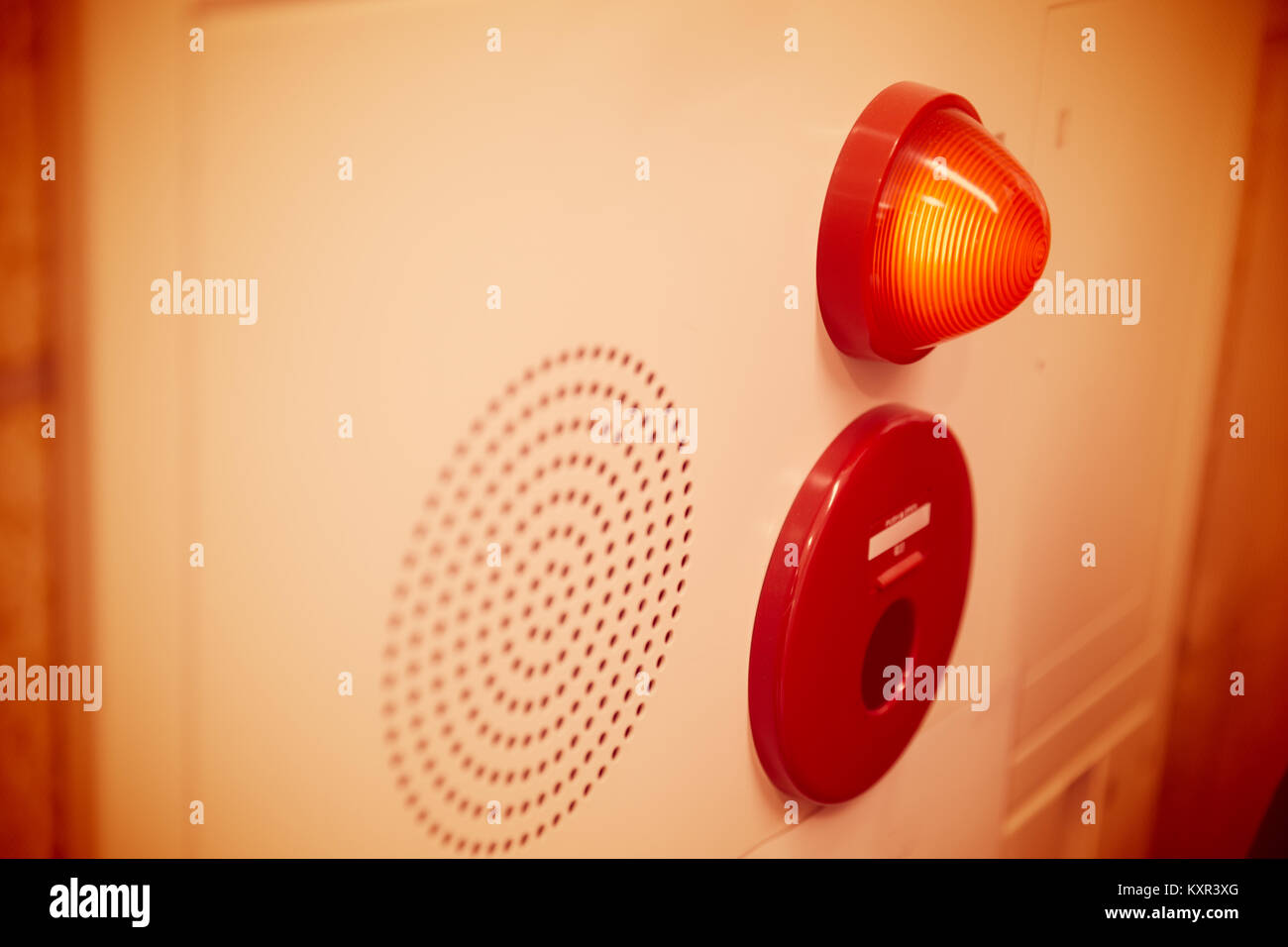 Emergency Light Wall Panel und Lautsprecher Sound im Bürogebäude. Stockfoto