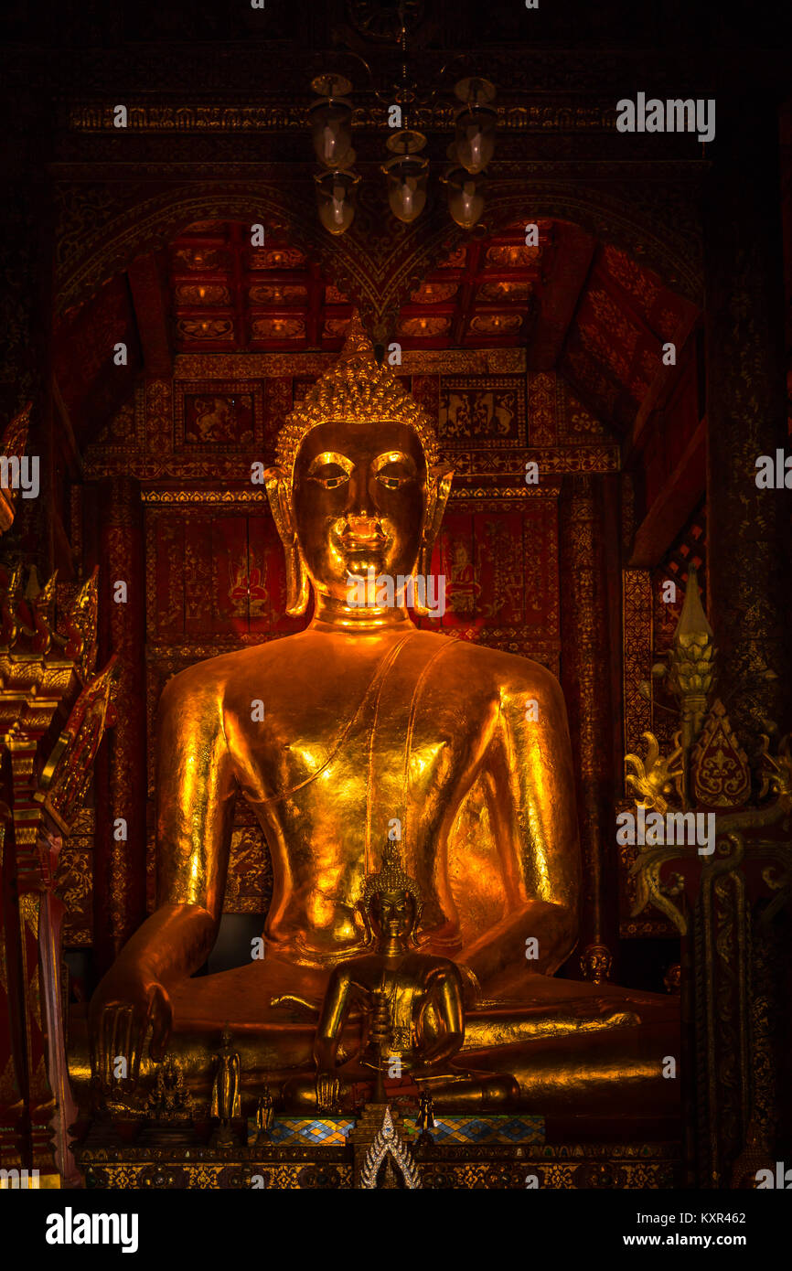 Thai Golden Buddha kunst voll alte antike wachsen in den dunklen vertikalen Stockfoto